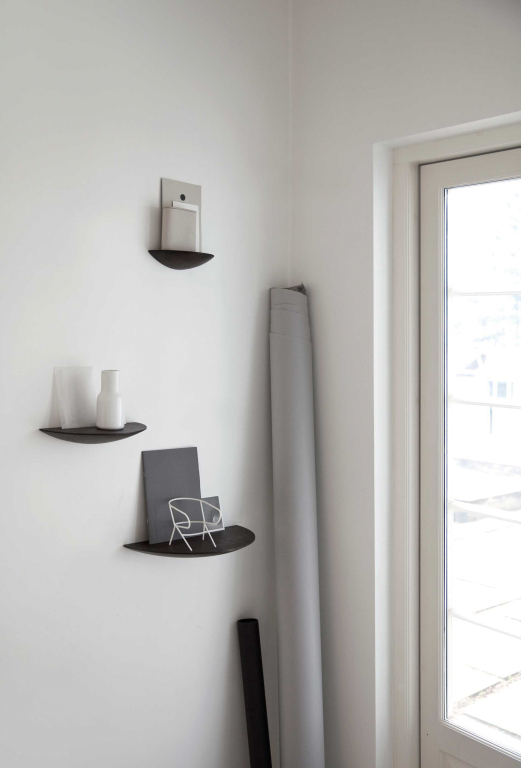 Audo Copenhagen Gridy Fungi wandplank small zwart eiken