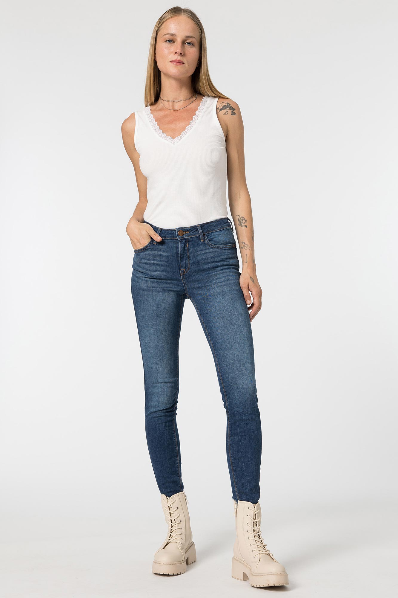 Calça jeans skinny de cintura média com efeito push-up leve