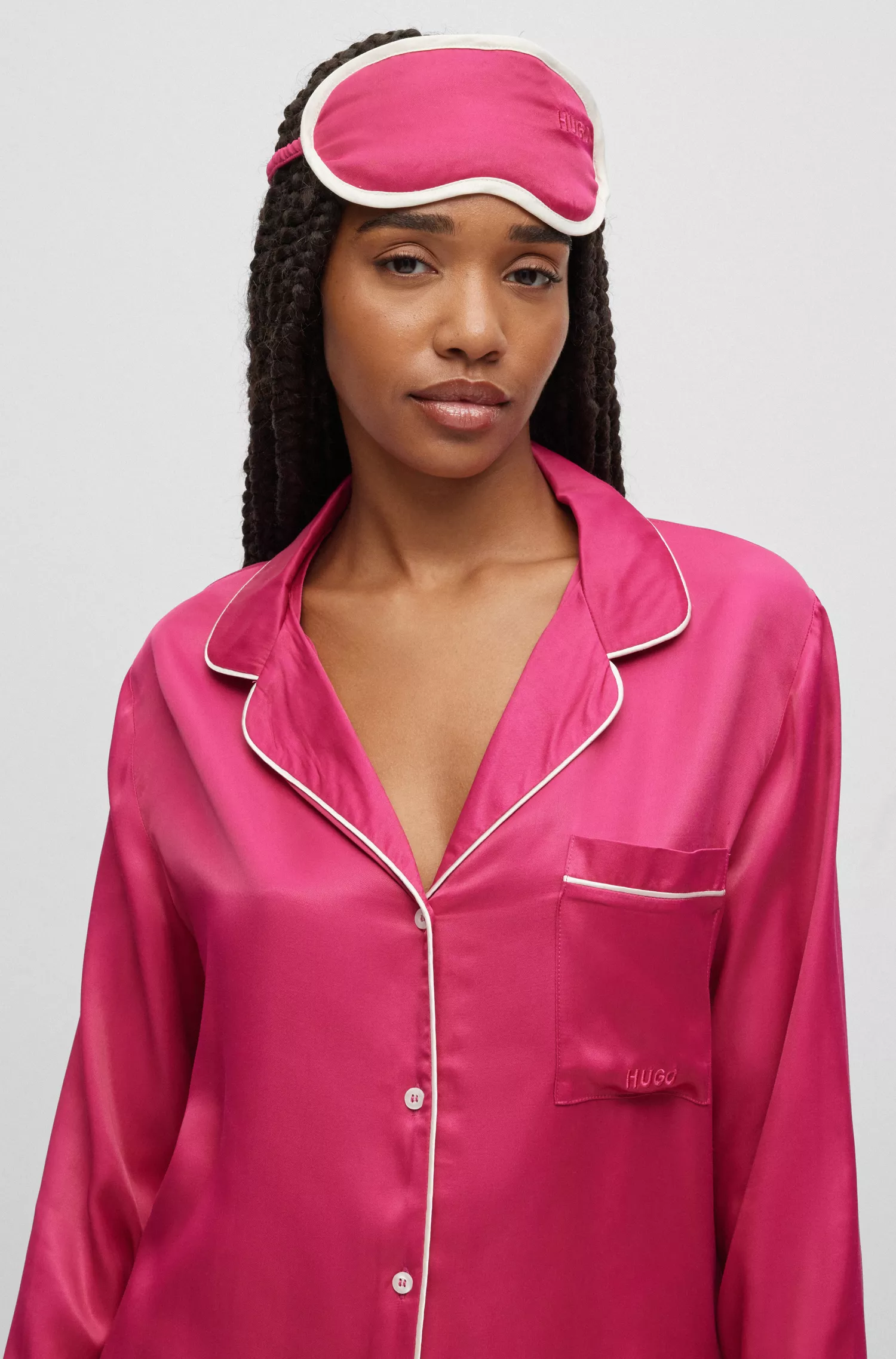 Pijama HUGO vermelho de cetim com modelagem relaxada e detalhes em viés contrastante.