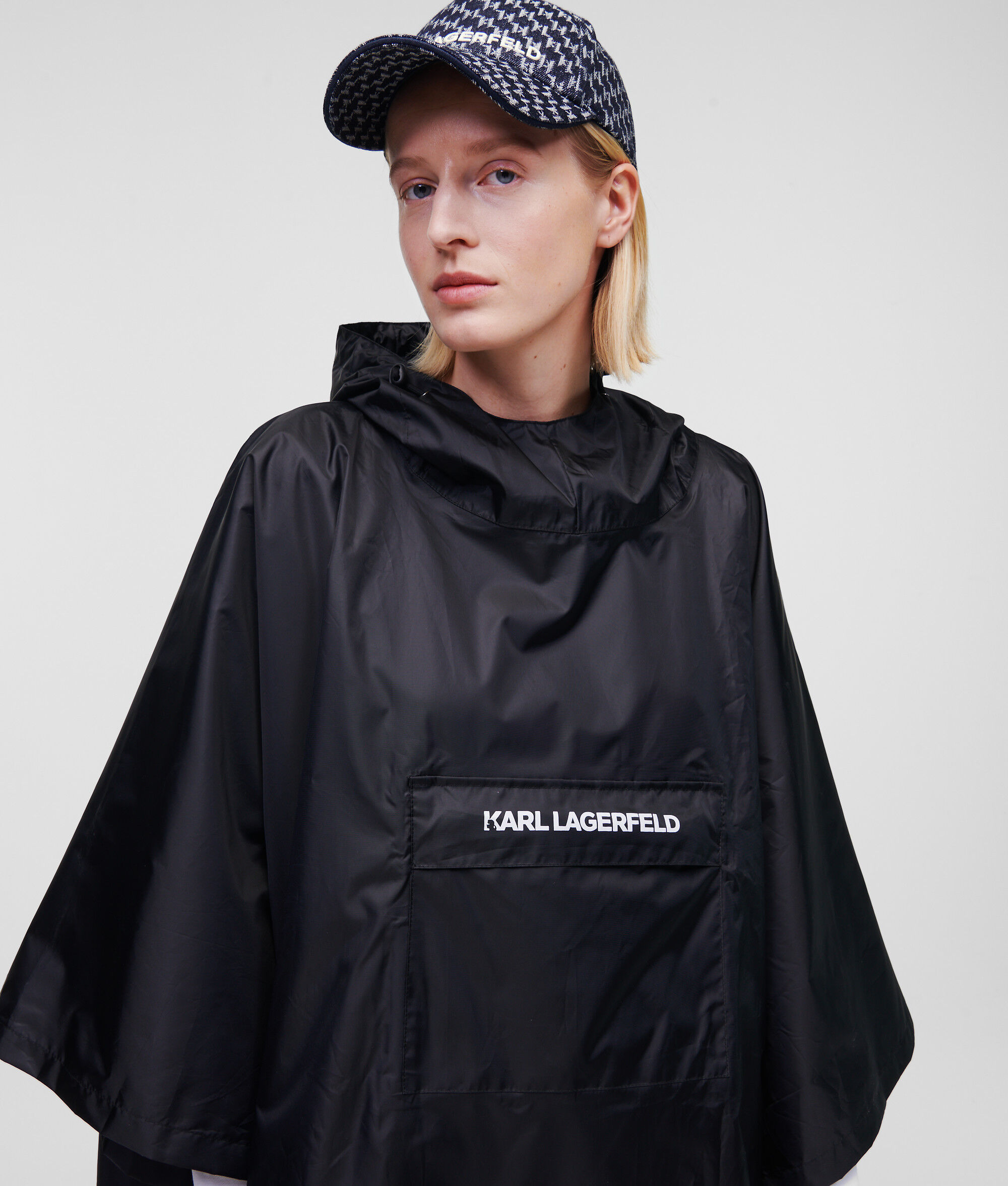 PONCHO IMPERMÉABLE AVEC LOGO KARL