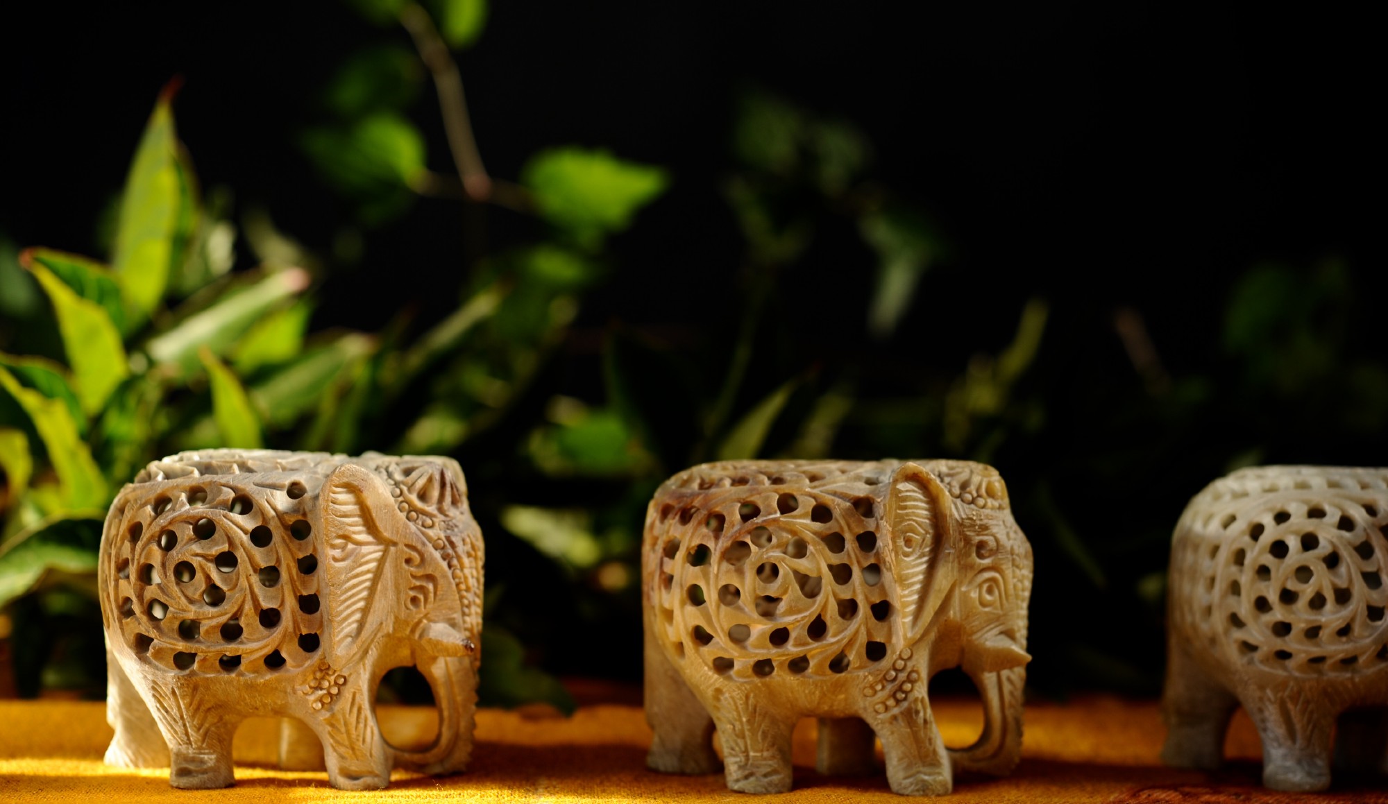 Elefant im Elefant aus Speckstein, B 9 cm, H 7 cm, L 4 cm von fischer's lagerhaus