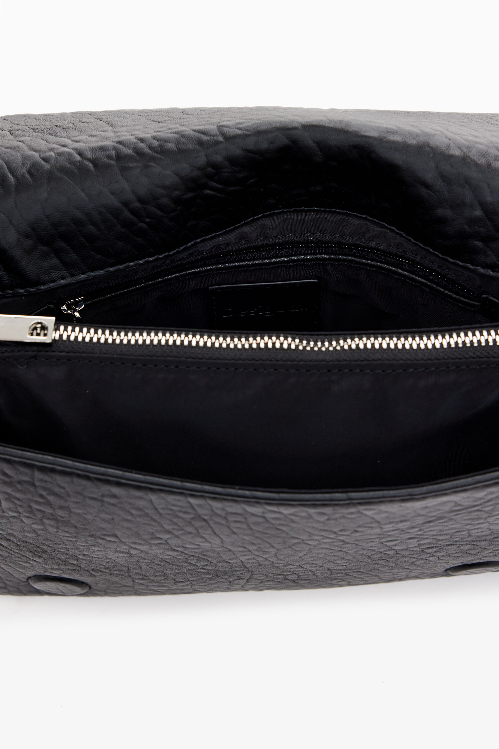 Bolso em forma de S com borboleta gravada