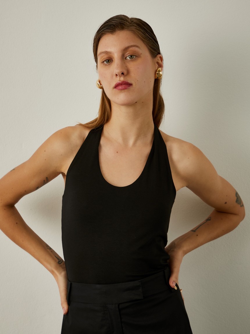 Top halter de malha com costas abertas