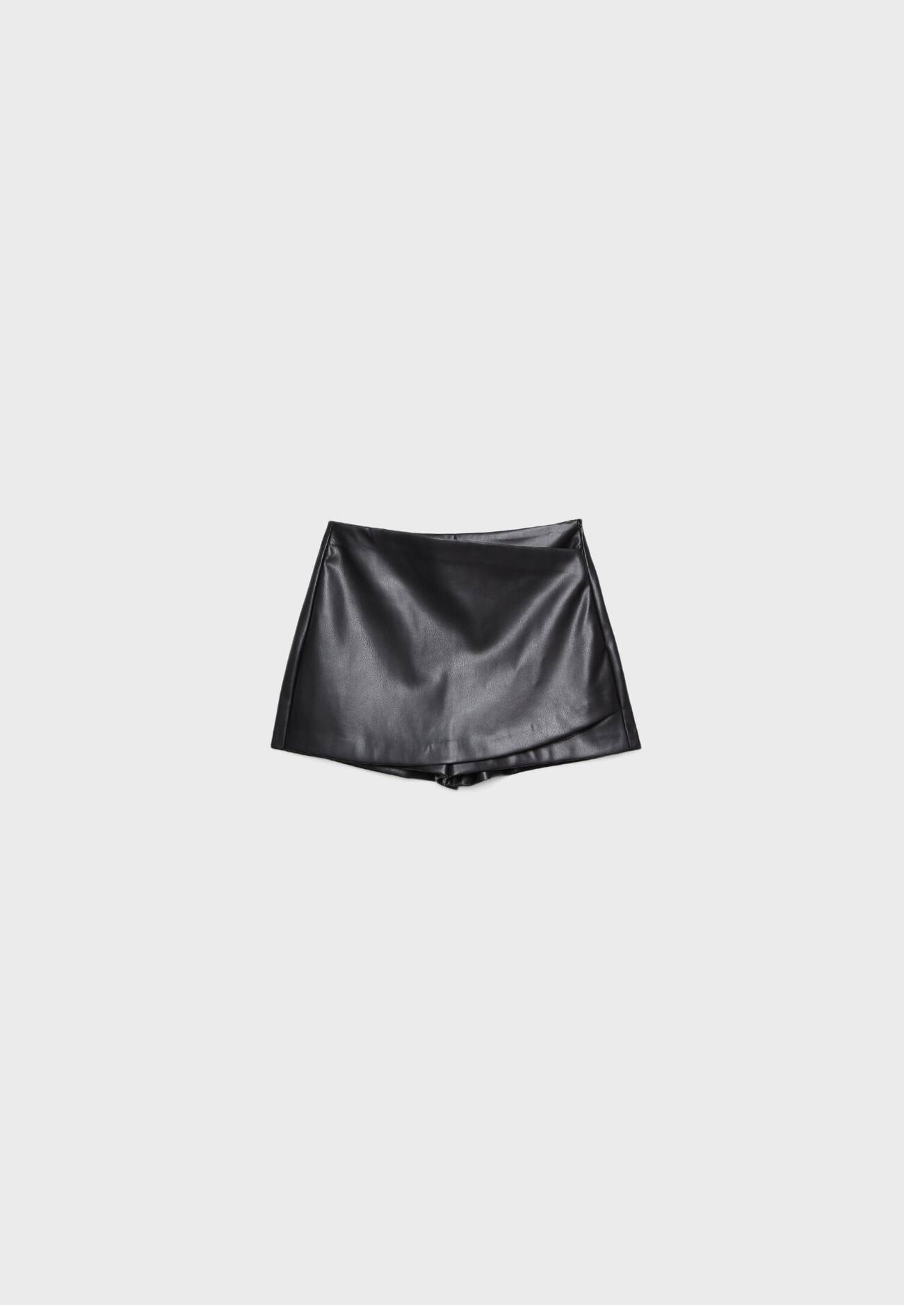 Saia-calça com efeito de couro e sobreposição