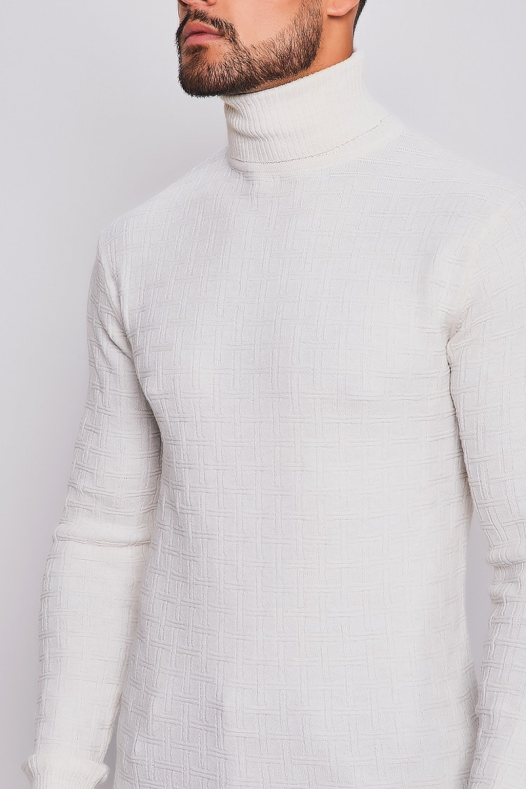 Pull écru col roulé à motif maille