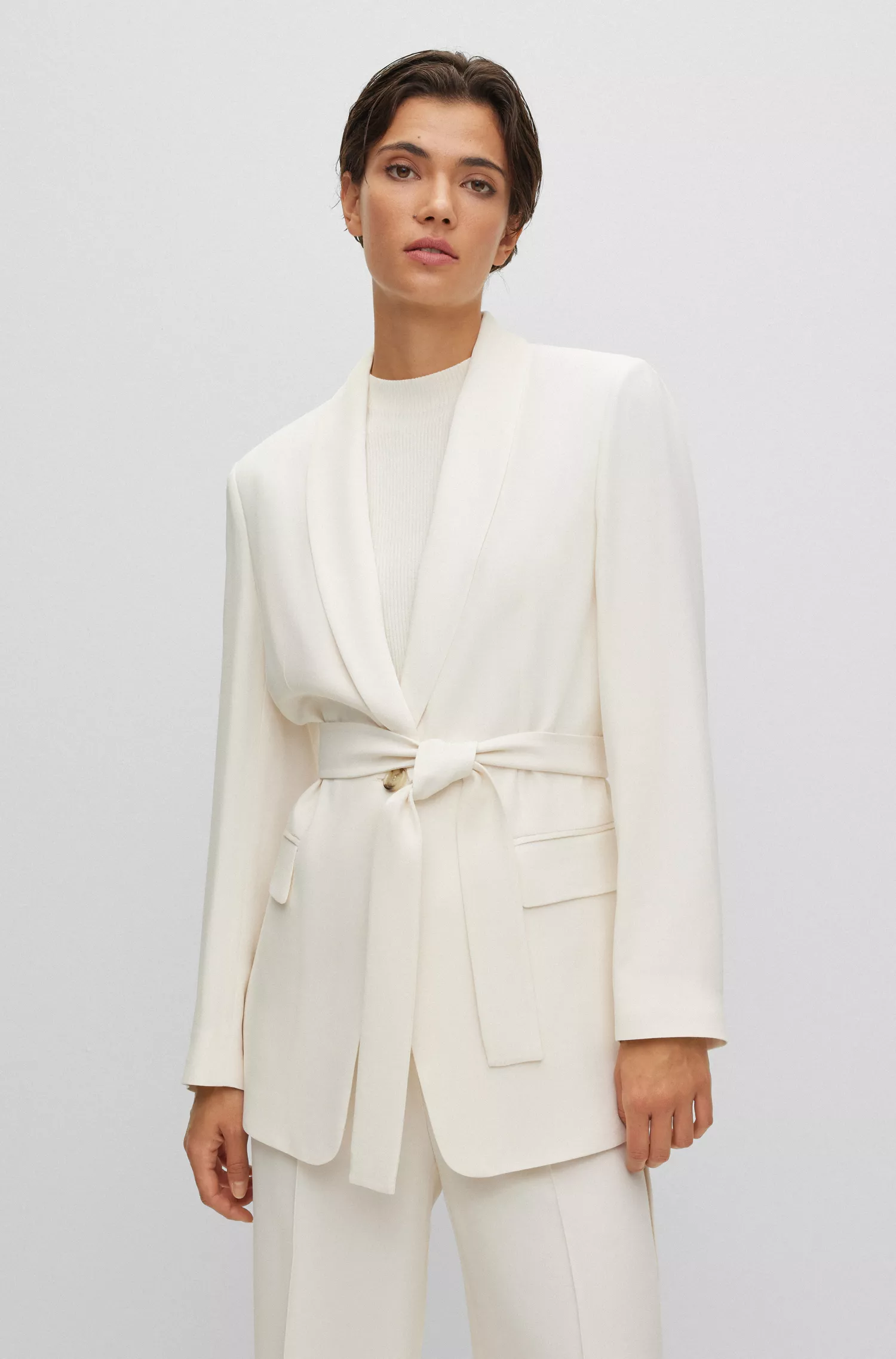Jaqueta BOSS preta de modelagem oversized com cinto e detalhes em seda.