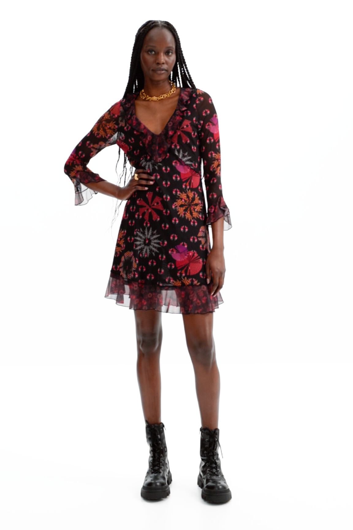 Vestido curto com mangas esvoaçantes