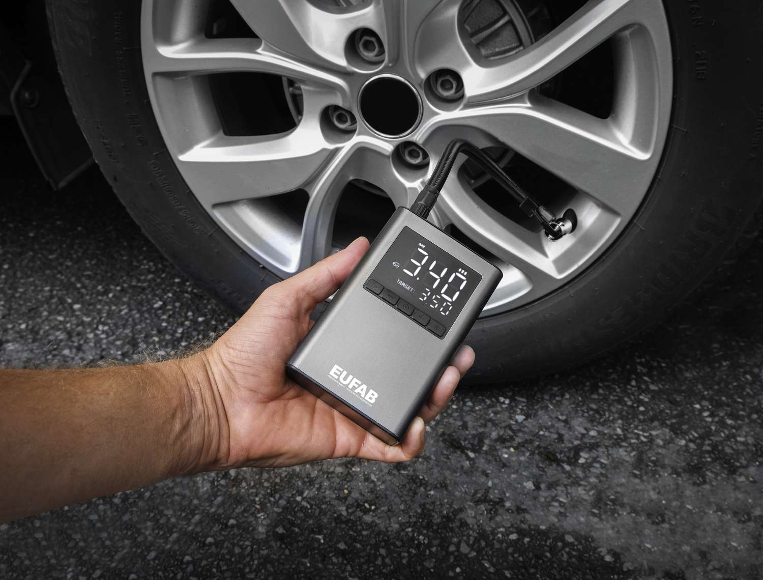 Eufab batteriebetriebener Mini Kompressor mit integrierter Powerbank 800 mAh