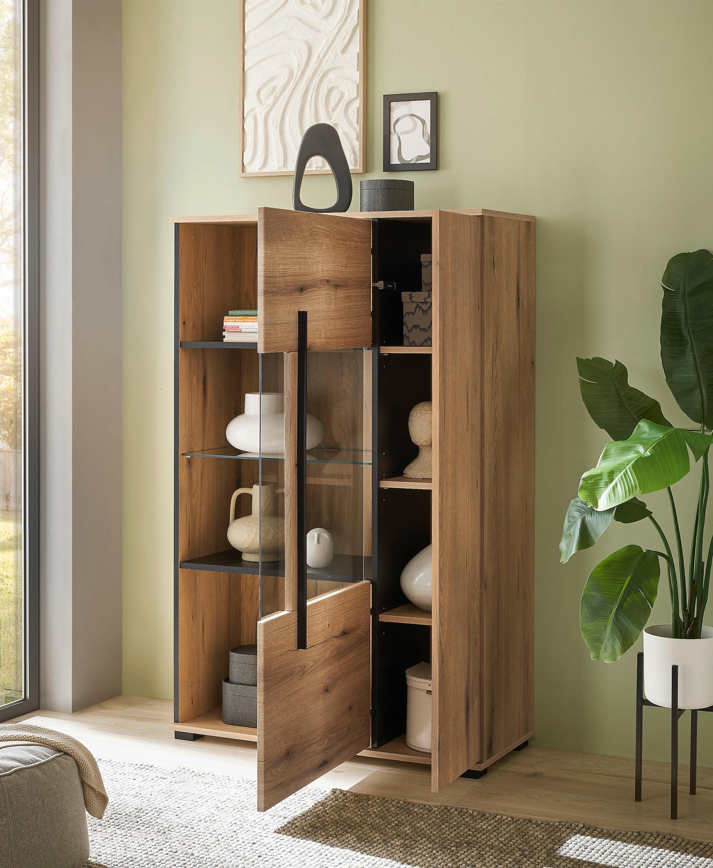 INOSIGN Vitrine »Cantara, Vitrinenschrank in Eiche Evoke oder weiss, Standvitrine« schwarzer Stangengriff, ausreichend Stauraum, vielseitig einsetzbar