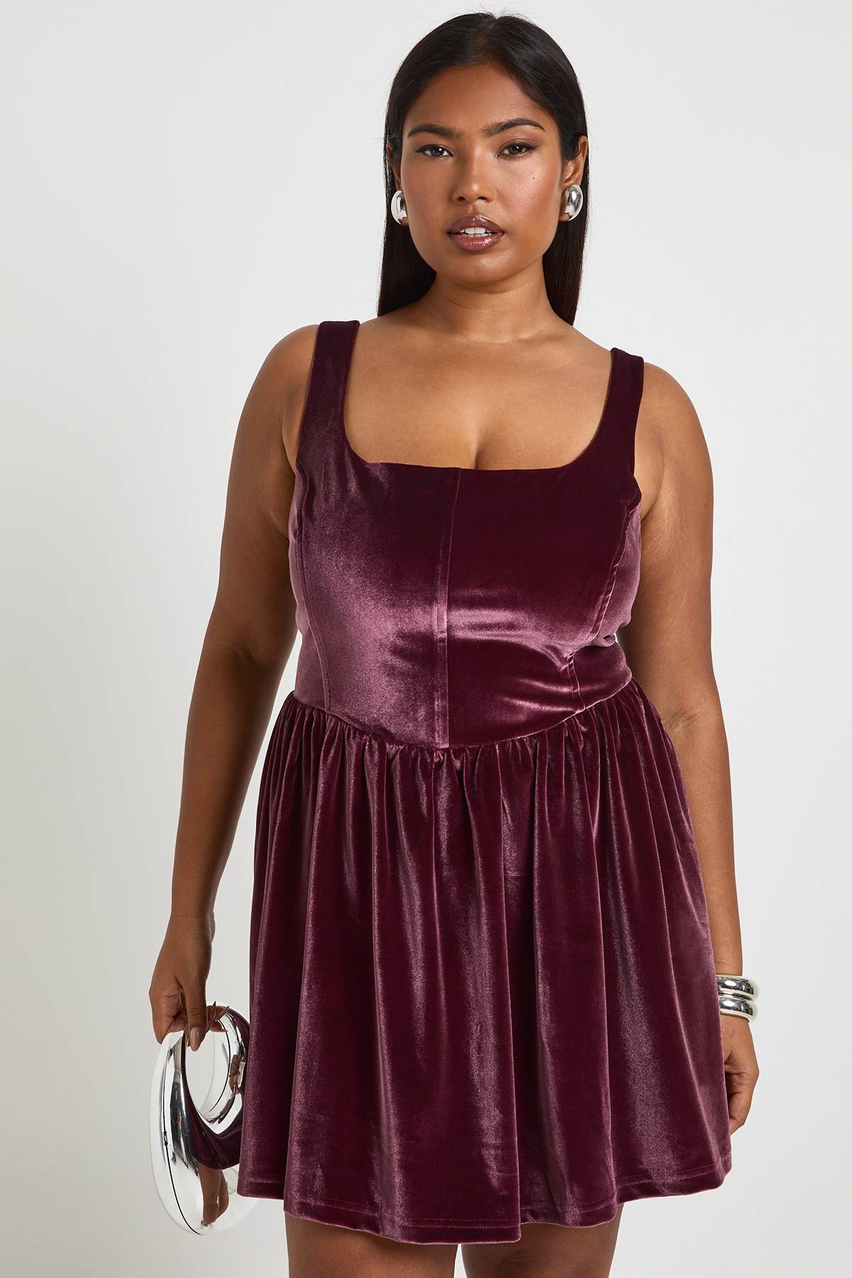 boohoo Robe en velours Plus à encolure carrée avec détail corset