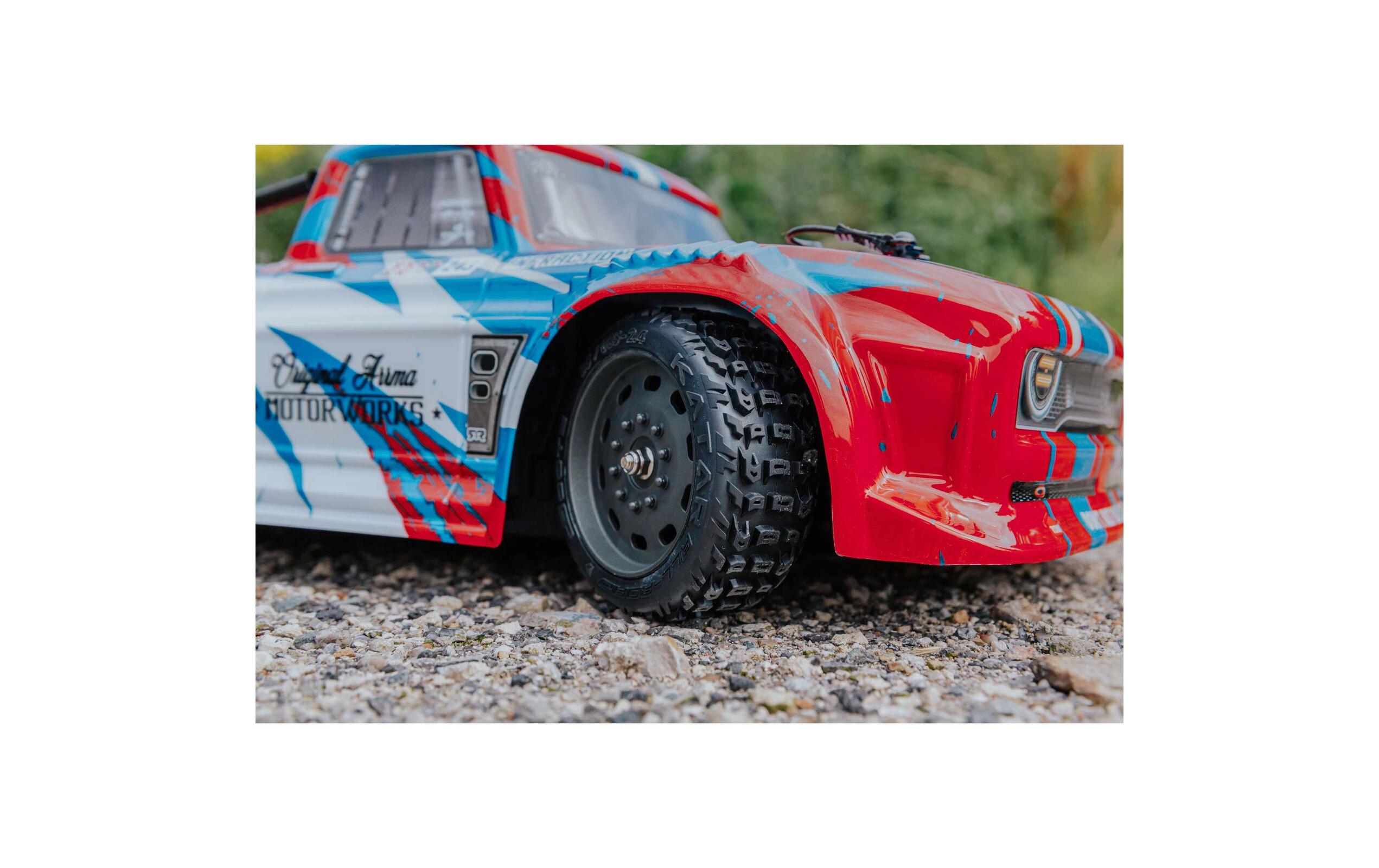 Infraction 4x4 Mega, Rot/Blau 1:8, RTR<br>Street Bash Resto-Mod Truck im Massstab 1:8