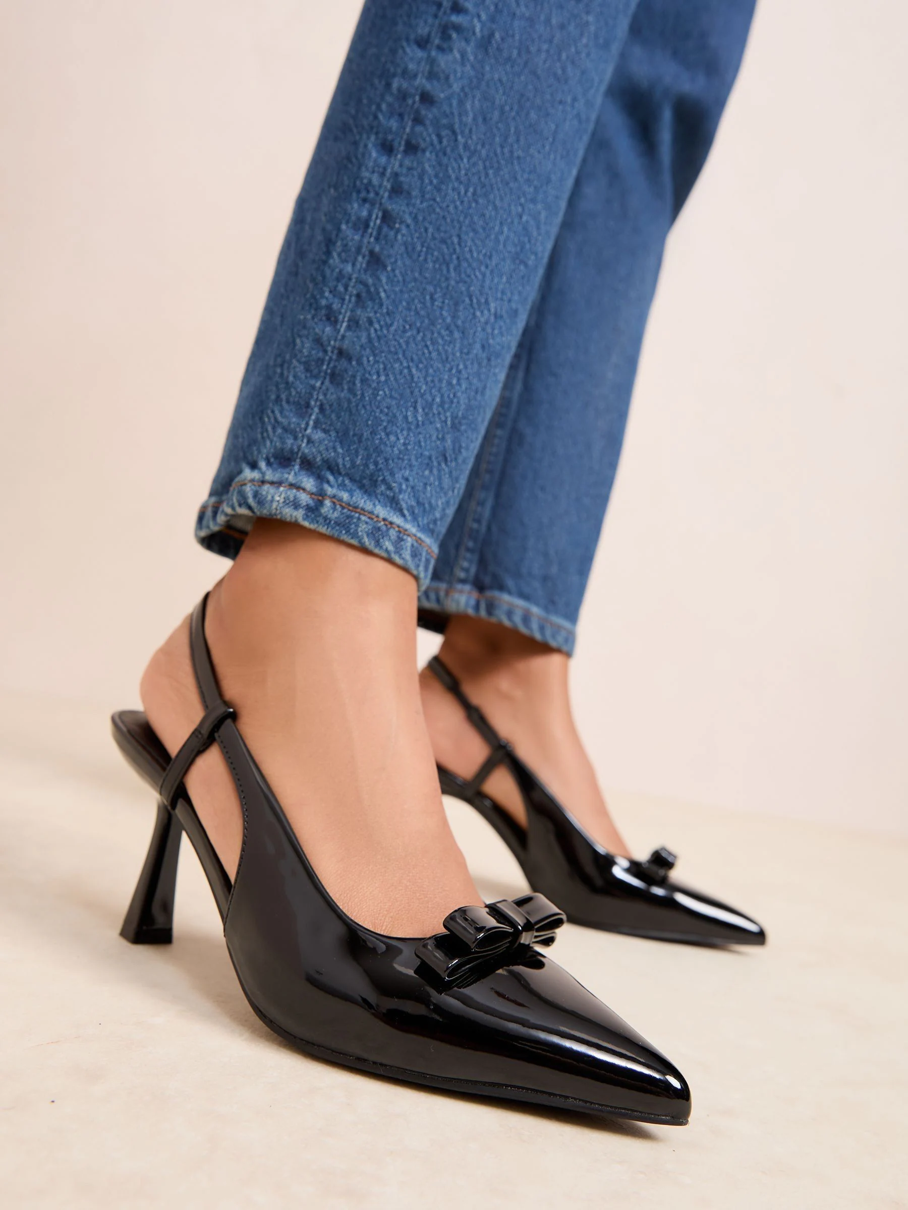 Zwart - Friends Like These pumps met strik, puntige neus, slingback en middelhoge hak