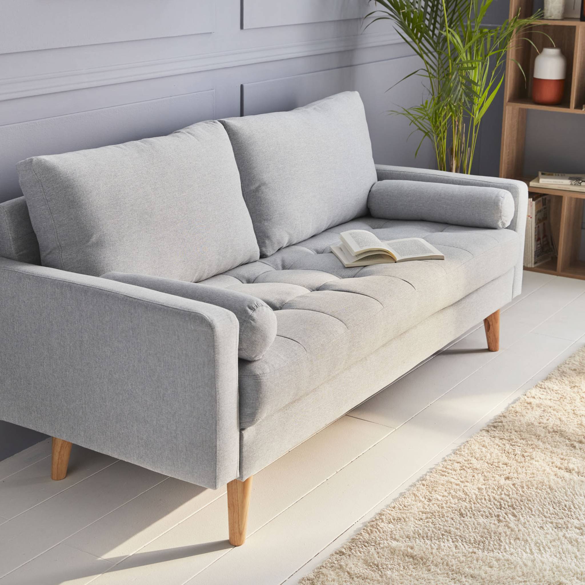 Canapé en tissu gris clair. 3 places scandinave fixe. Droit. Pieds bois