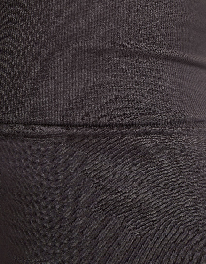 Calça flare push-up sem costura