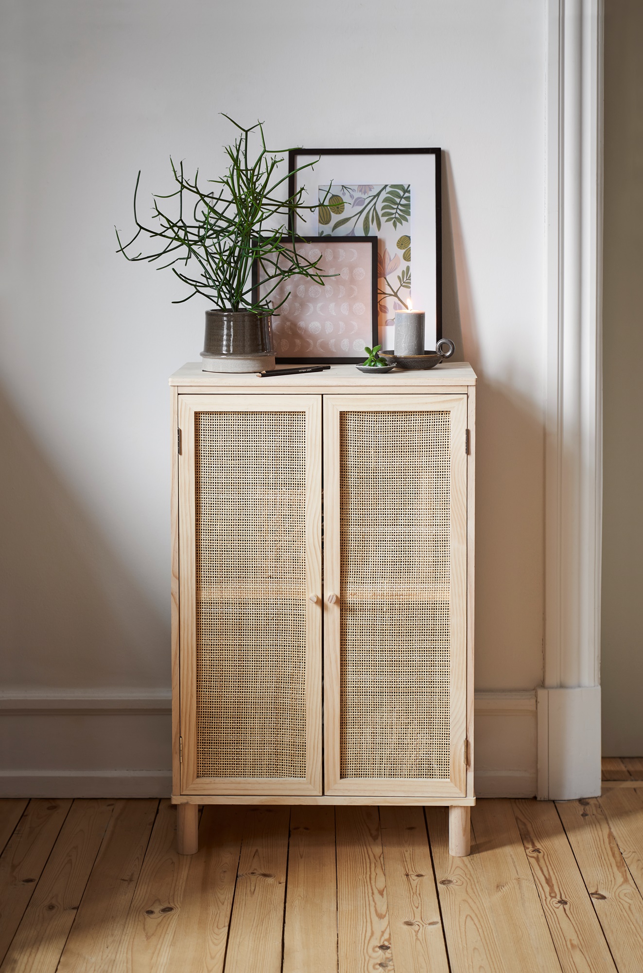 Træskab | Fyrretræ/rattan. 57,5 x 33,5 x 90 cm. | Nature
