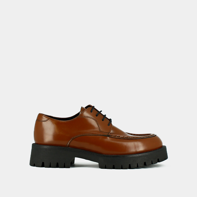 Derbies à lacets et semelles crantées  en cuir glacé cognac
