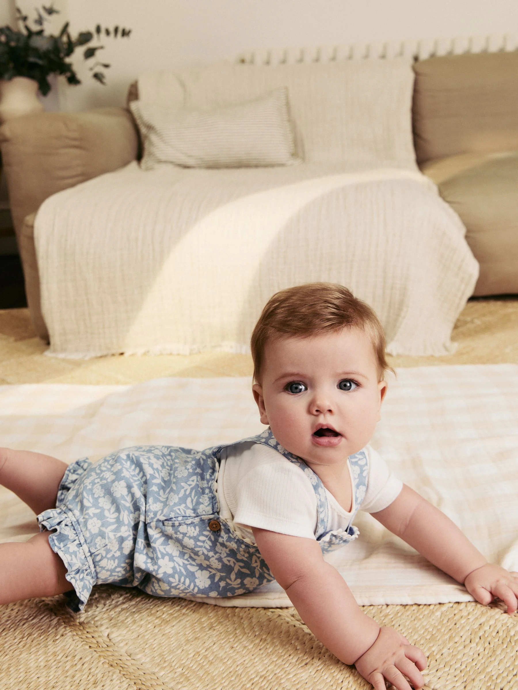 Denim met bloemen en ecru - Babyset van rompertje met korte mouwen en bretelbroek (0mnd -2jr)
