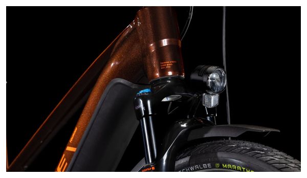 VTC Électrique Cube Touring Hybrid Pro 625 Trapeze Shimano Cues 11V 625 Wh 700 mm Marron Orange Cinnamon 2025
