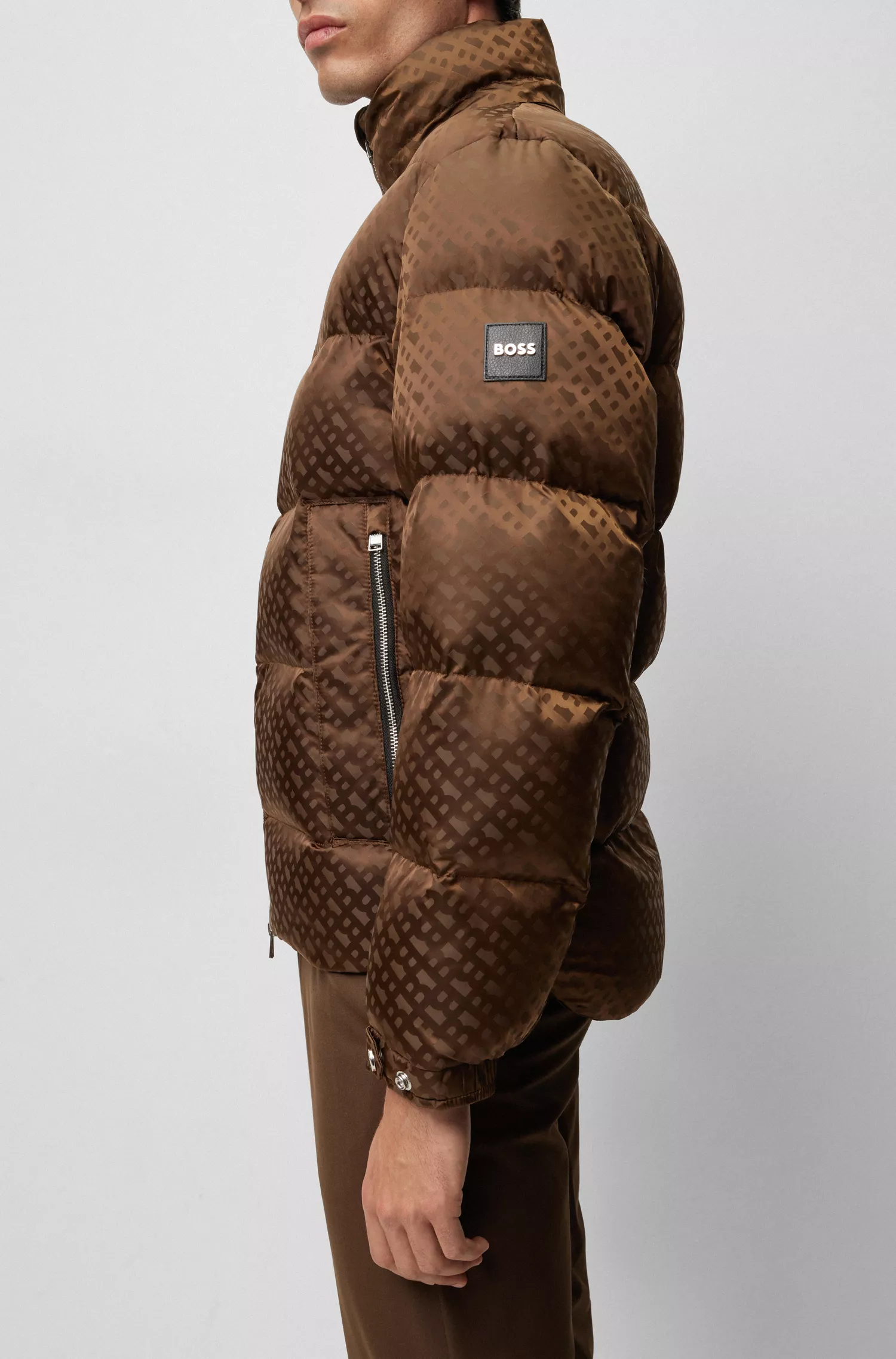 Jaqueta acolchoada BOSS preta com monograma em jacquard e repelente à água, com capuz.