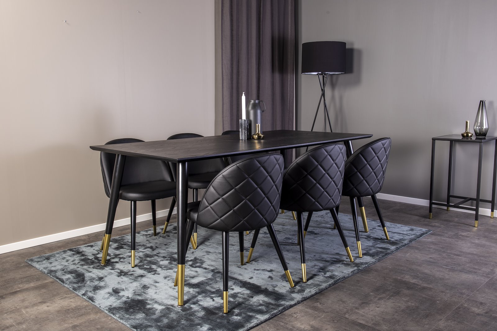 Dipp og Velvet Spisegruppe Dipp spisebord i sort finér med 6 stk. Velvet spisestoler i Sort og messing ben.