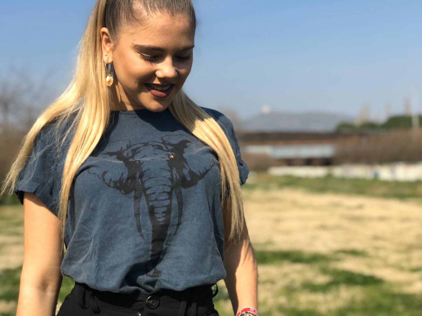 Camiseta feminina com estampa de elefante, totem animal, na cor azul.