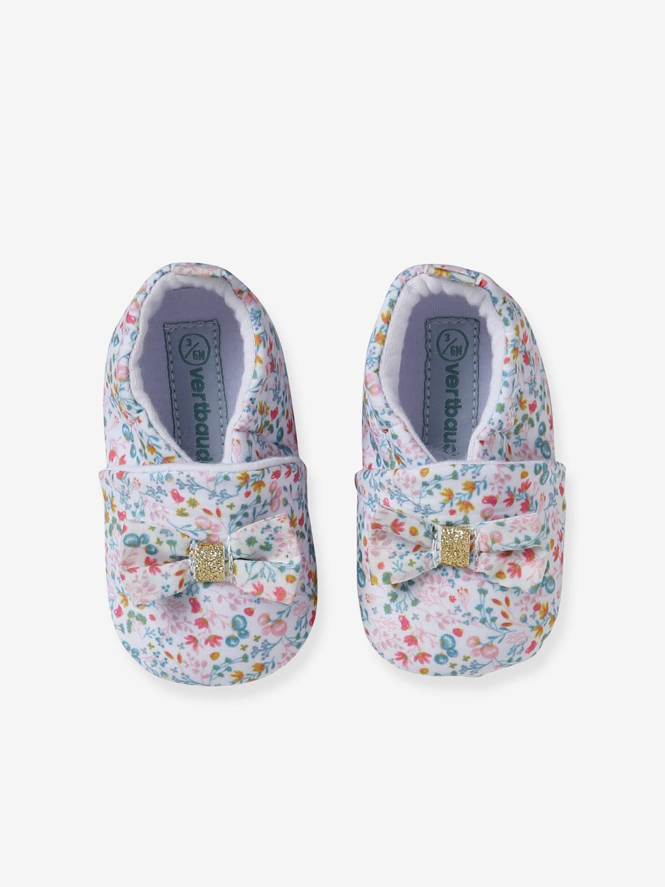 Sapatinhos elásticos para bebê, brancos com estampa.