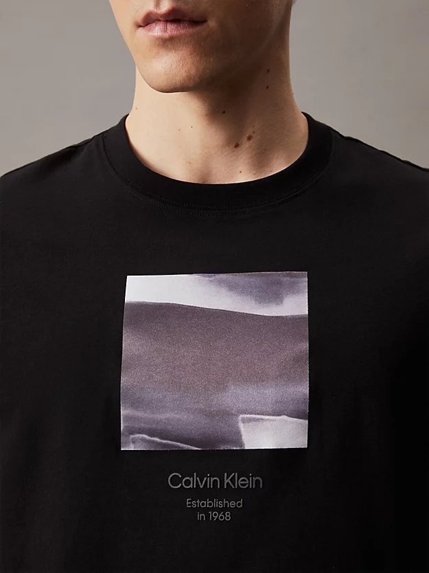 Camiseta com estampa gráfica ampliada