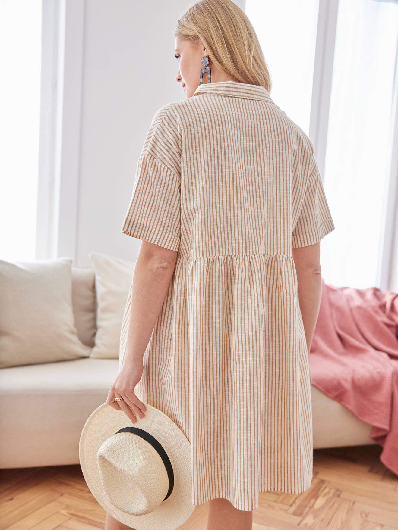 Vestido curto listrado, estilo camisa, para gestantes e lactantes, cor caramelo.