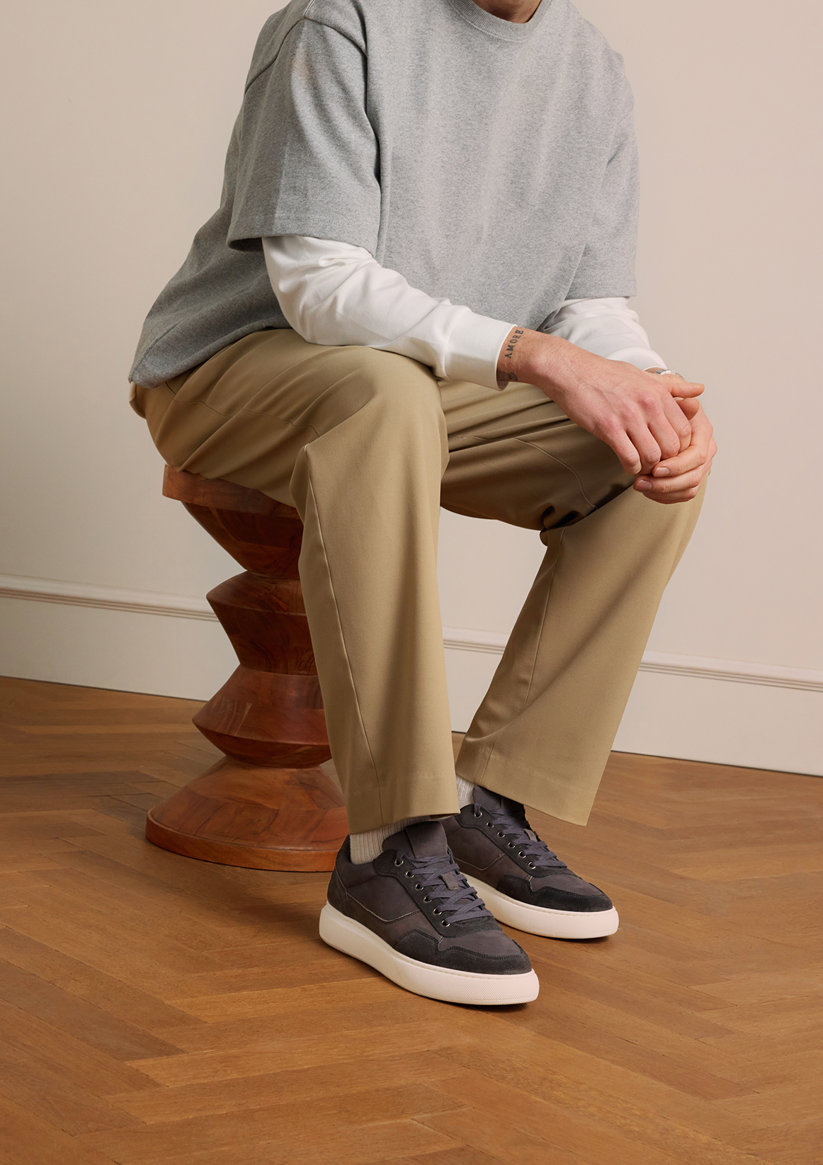 Grijze suède sneakers