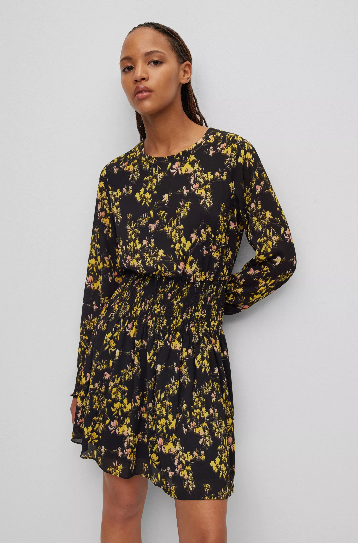 Vestido curto HUGO vermelho com detalhe franzido e estampa floral.