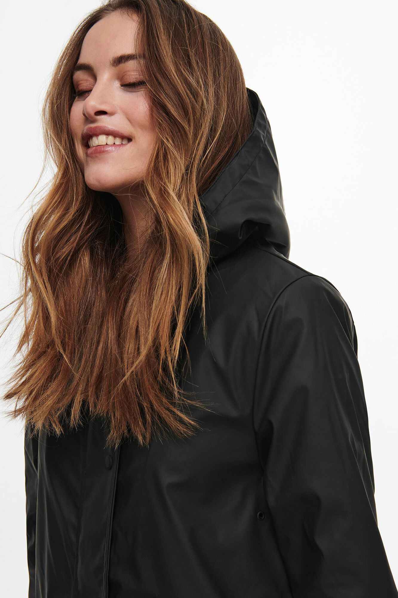 Capa de chuva com forro e capuz.