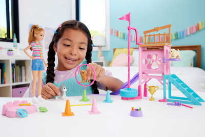 Barbie and Stacie to the Rescue Lekesett med Dukke Hundehinderbane