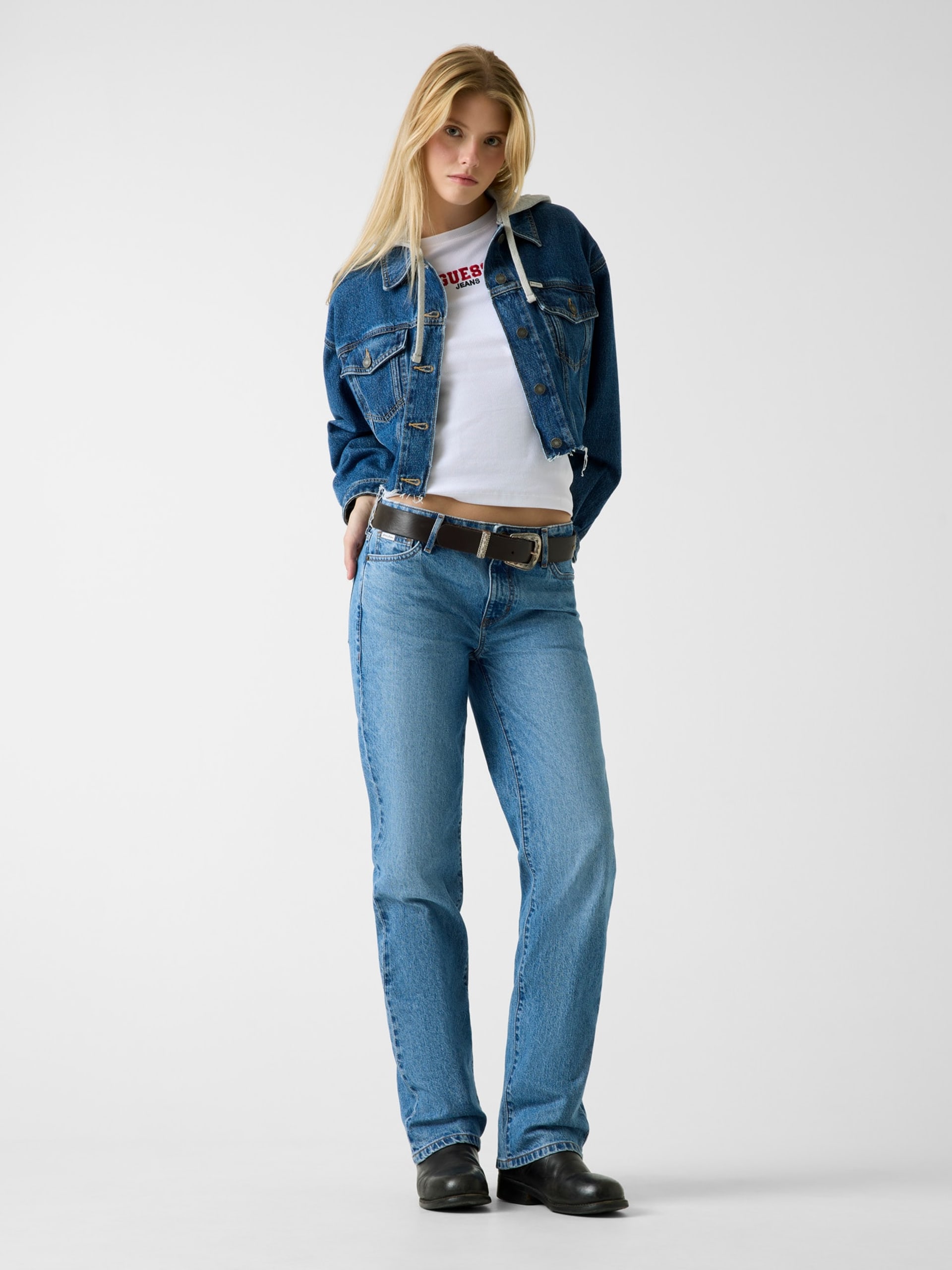 Jaqueta jeans cropped com capuz