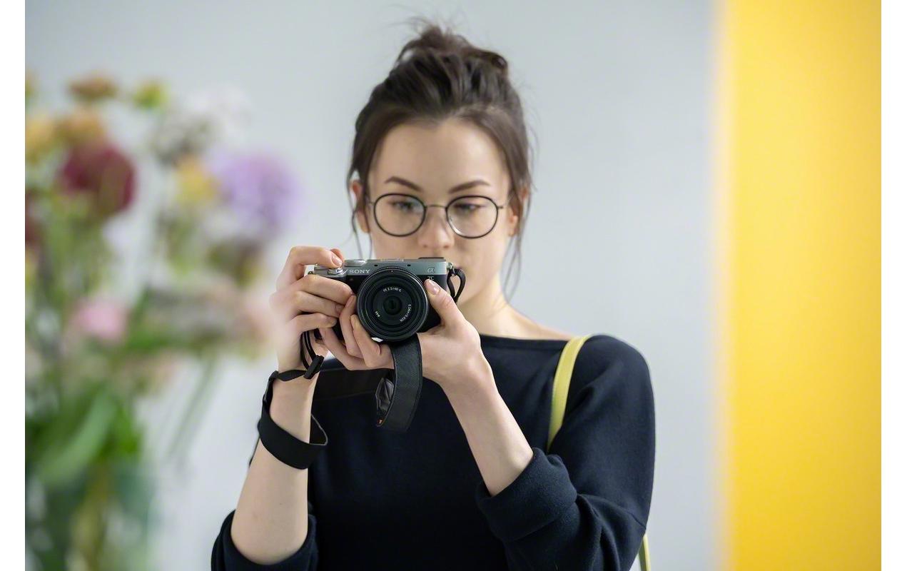 Festbrennweite FE 40mm F/2.5 G – Sony E-Mount<br>Kompaktes, robustes Standard-Objektiv mit 40 mm Brennweite