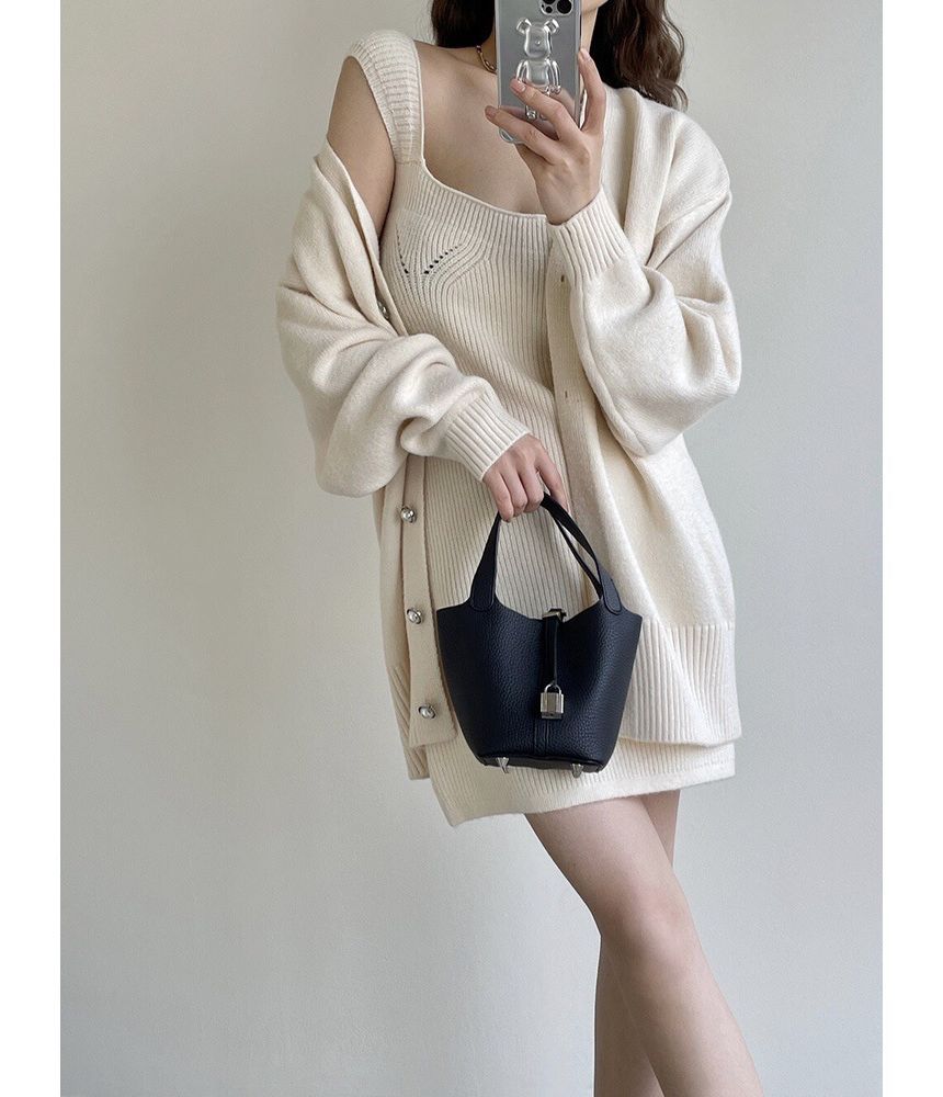 Beaustreet - Set: Mouwloze vierkante hals, effen geribbelde mini-jurk + V-hals cardigan met imitatieparels en knopen