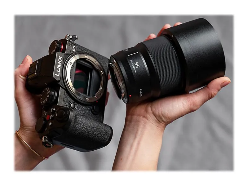 Panasonic Lumix S S-S85E - Telefoto objektiv - 85 mm - f/1.8 - L-Mount - for Leica SL2, SL2-S; Leica CL; Panasonic Lumix DC-BS1H, S1, S1R, S1H, S5, S5M2, S5M2X; Sigma fp, fp L