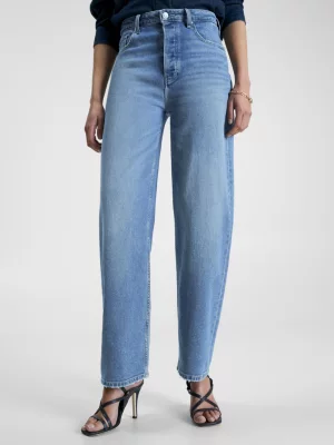 Calça jeans desbotada de cintura alta, corte reto e modelagem relaxada.