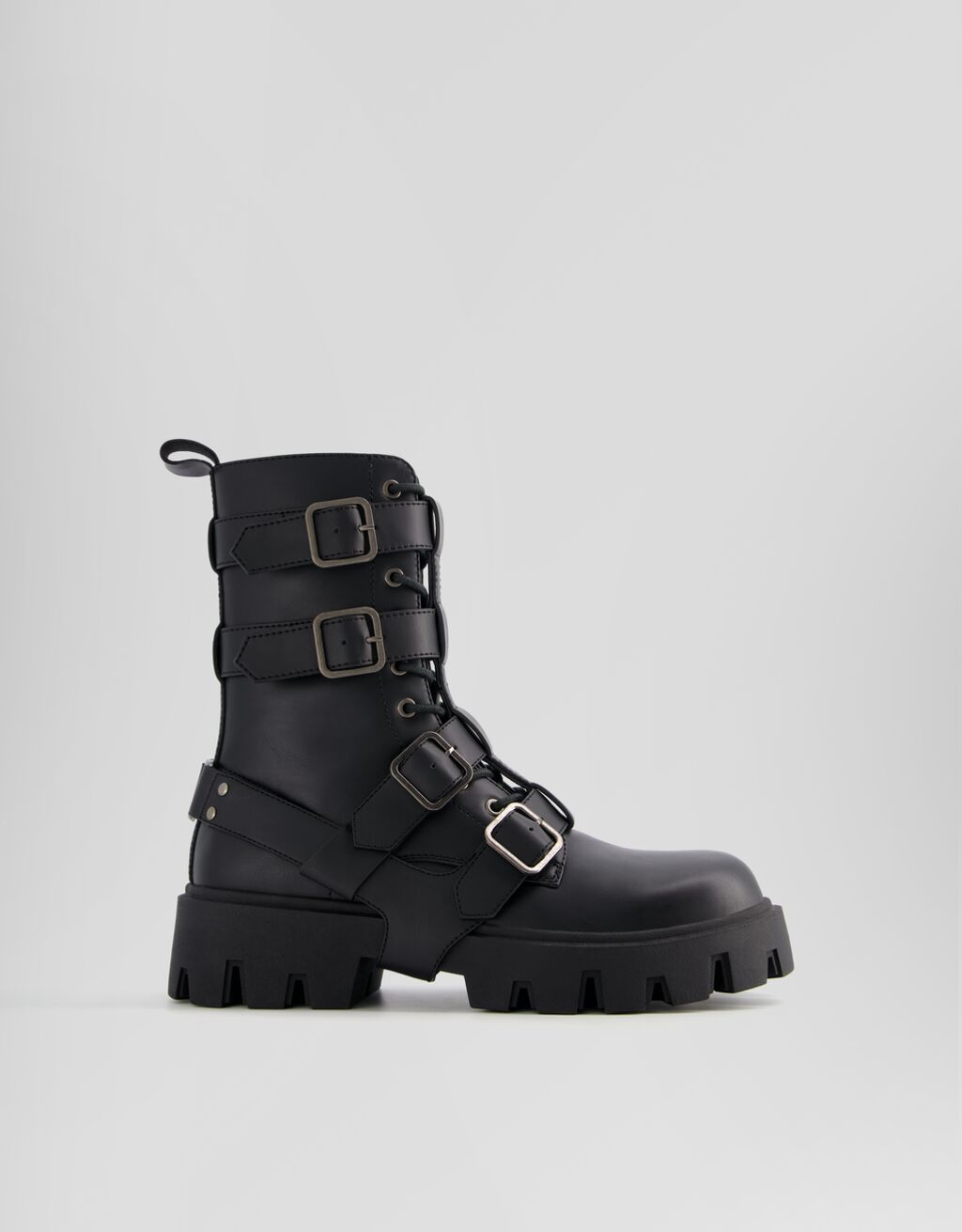 Botas masculinas de cano curto com detalhe de fivela removível