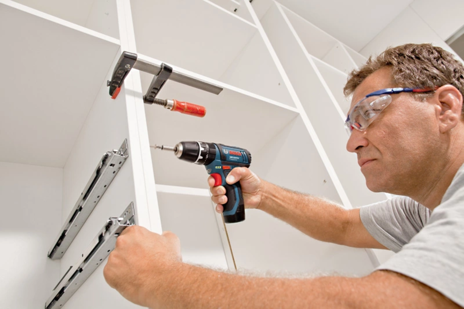 Bosch Professional  GSB 12V-15 Akku-Schlagbohrschrauber, 2 x 2,0Ah    Kompakter Bohrschrauber mit Schlagbohrfunktion