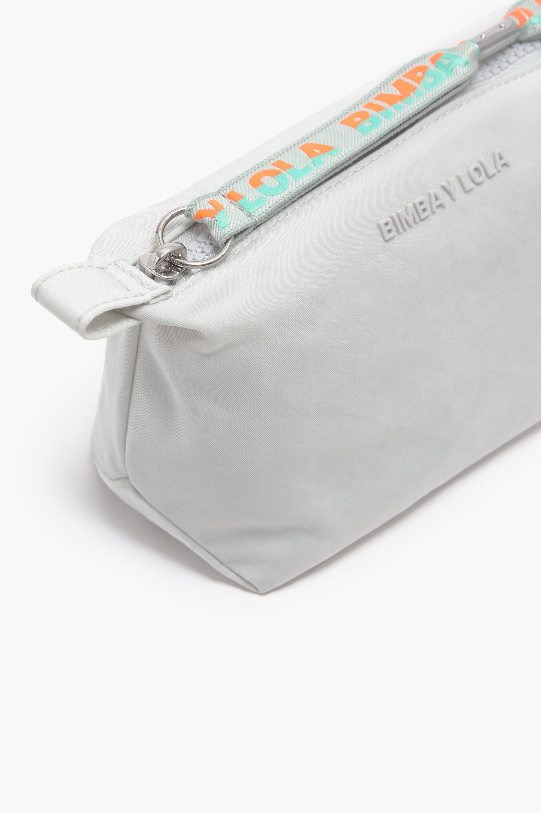 Nécessaire trapezoidal tamanho P, em nylon cinza gelo.