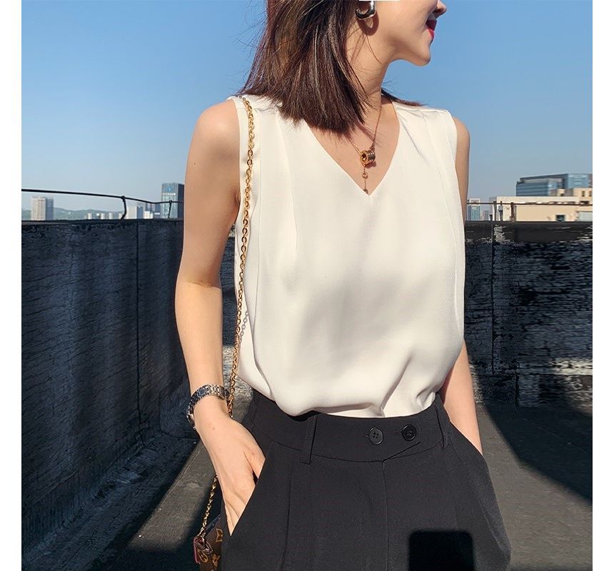 EFO - Mouwloze V-hals blouse van effen chiffon