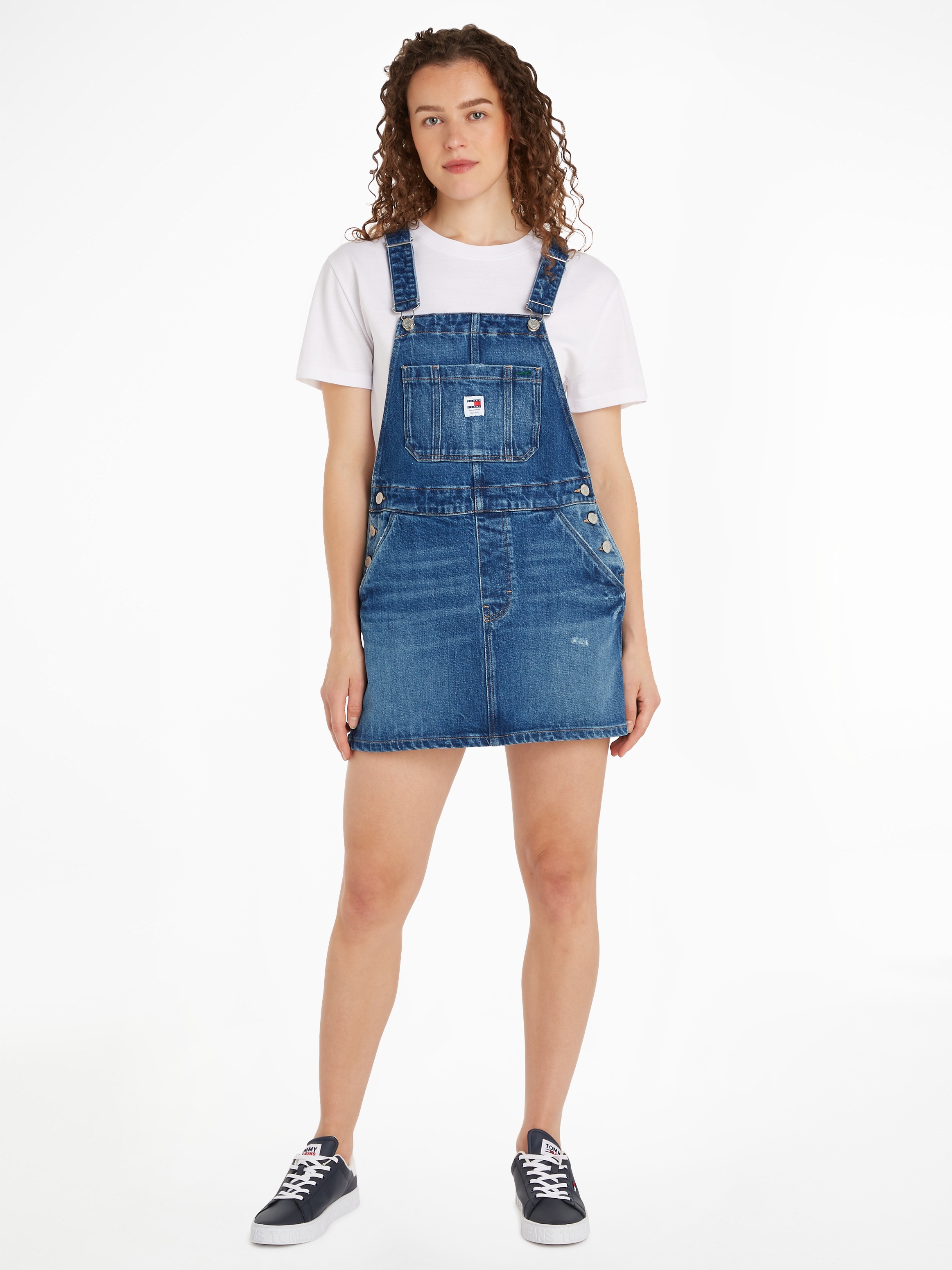 Tommy Jeans Latzkleid »DUNGAREE DENIM DRESS CH6138« Brusttasche | Eingrifftaschen | Gesässtaschen | Münztasche mit Tommy Jeans Flagge