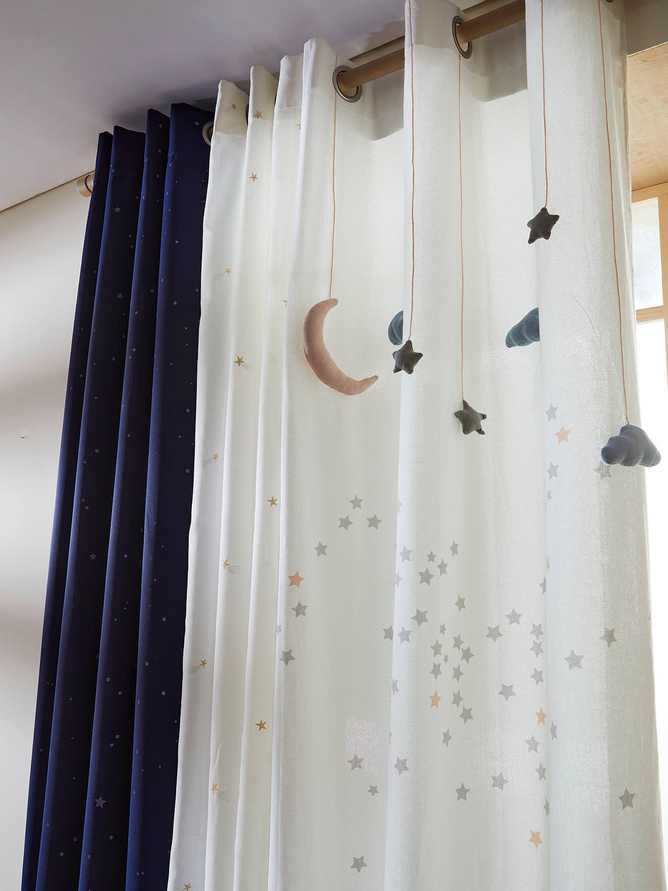 Cortina transparente como uma estrela, branca lisa com detalhes.