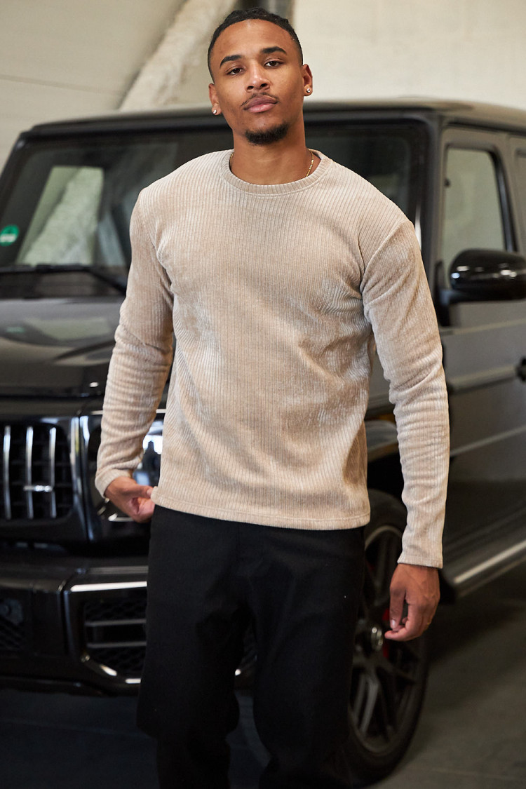Pull beige col rond en velours côtelé