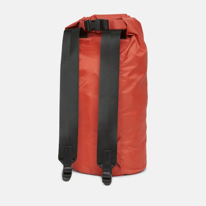 Mochila de viagem leve e unissex na cor vermelho escuro.