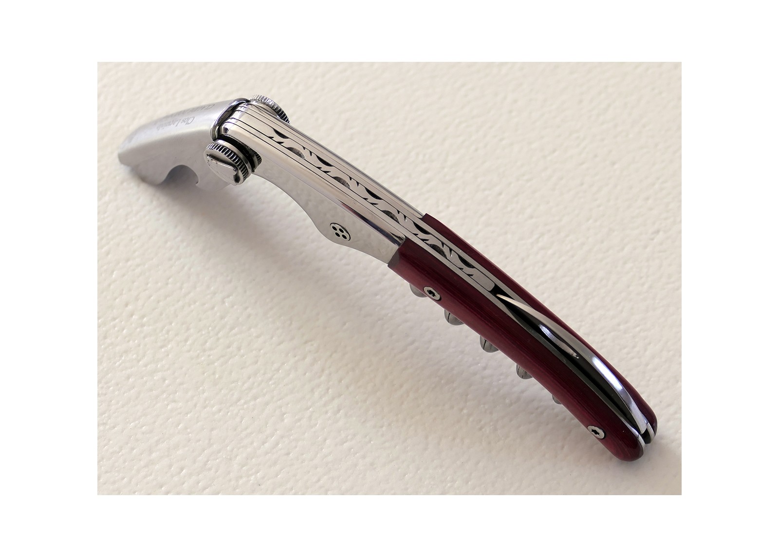 Sommelier Laguiole avec un manche en Stamina rouge et mitre inox