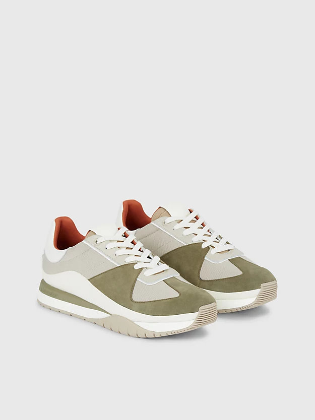 Tênis de camurça