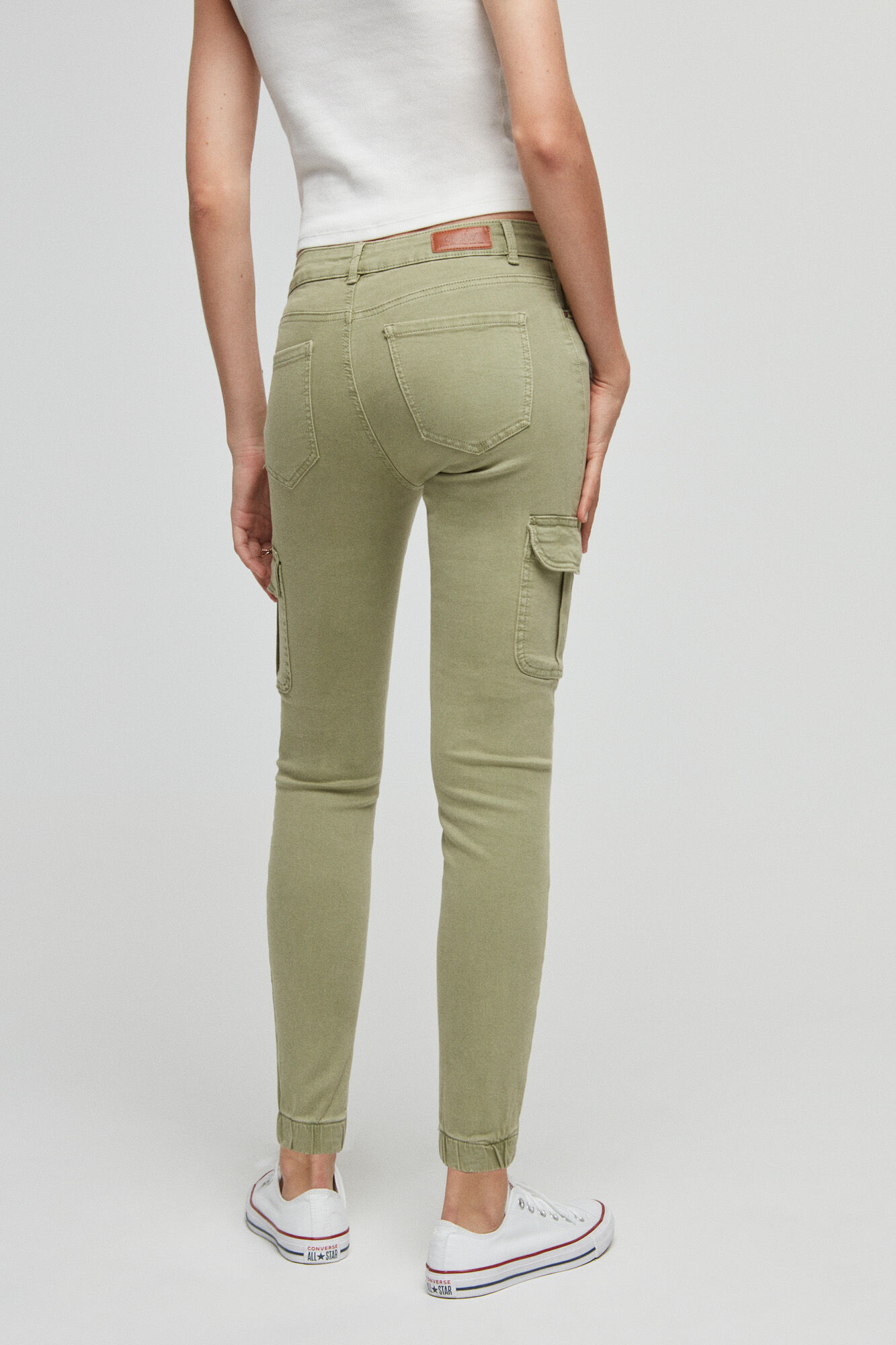 Calça jeans cargo skinny com bolsos laterais
