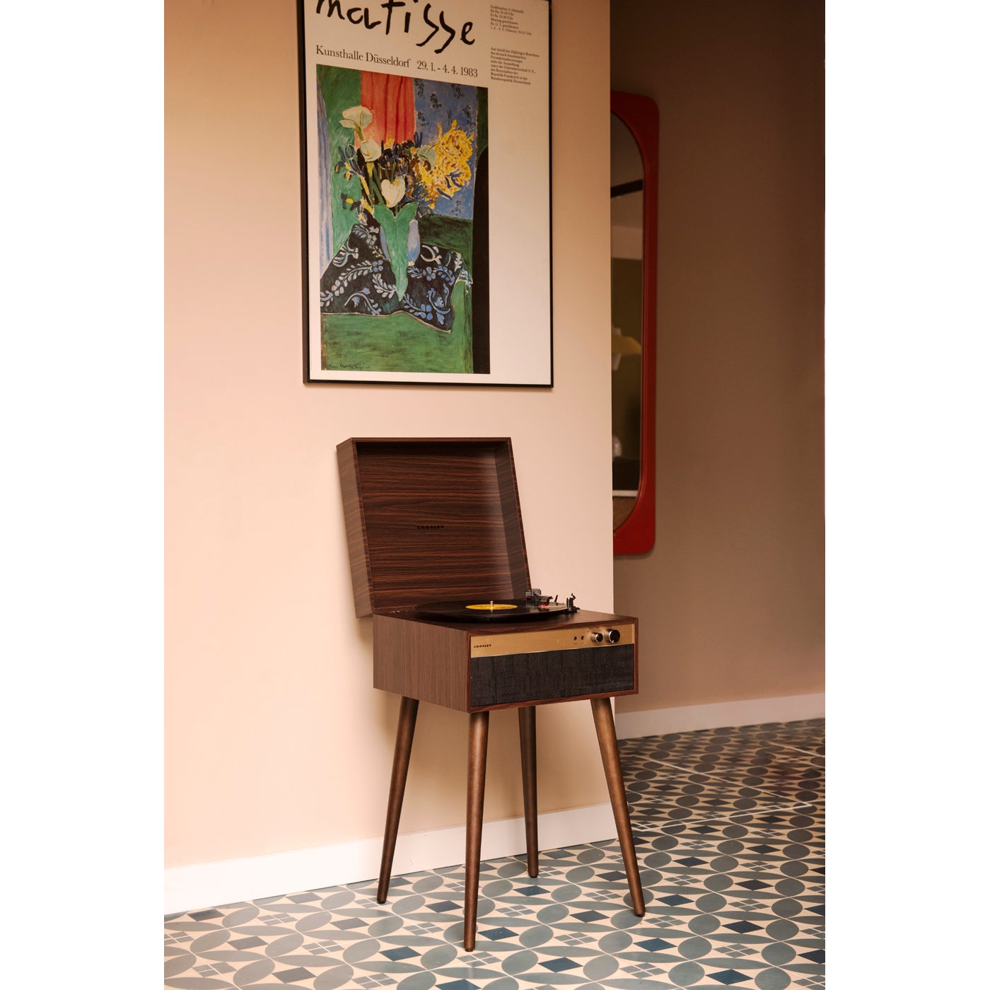 Crosley Jasper Walnut platenspeler/mediaspeler op pootjes
