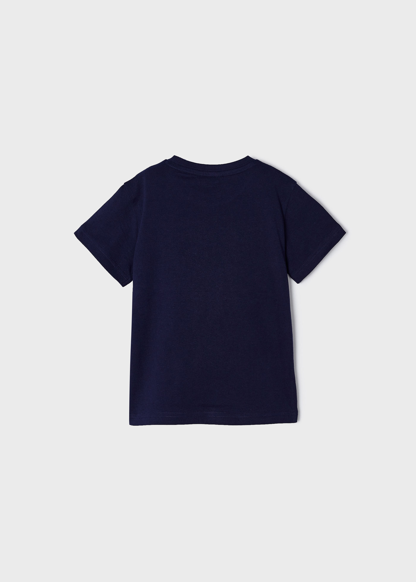 Camiseta infantil masculina em algodão sustentável com estampa.